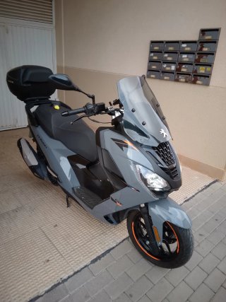 Maxi Scooter Gris y Negra con garantía de un año