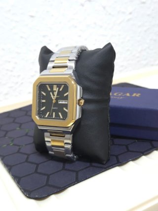 Reloj de pulsera dorado y plateado