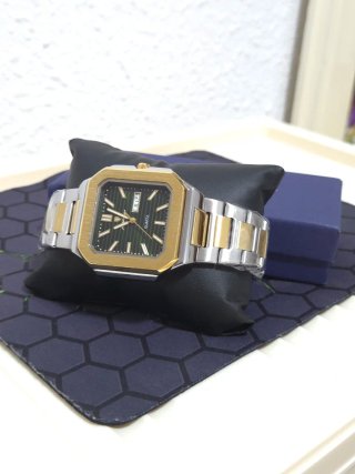 Reloj de pulsera dorado y plateado