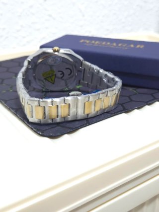 Reloj de pulsera dorado y plateado