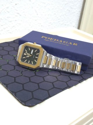 Reloj de pulsera dorado y plateado