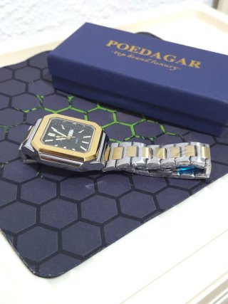 Reloj de pulsera dorado y plateado