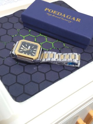 Reloj de pulsera dorado y plateado