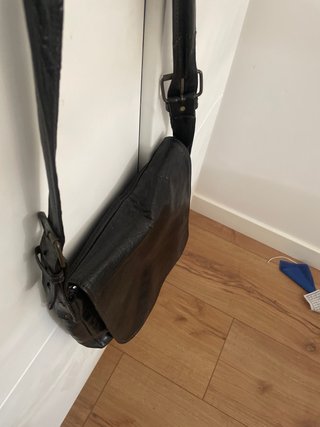 Bolso bandolera de cuero negro