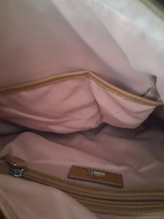 Bolso de mano marrón con tachuelas