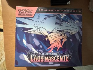 Pokémon ETB Caos Nascente Set Allenatore italiano