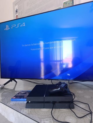 PS4 (PlayStation 4) Negra + Mando