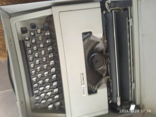Máquina de escribir Olympia 2064