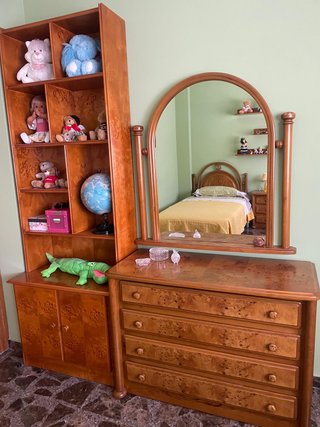 Mueble de madera con cajones