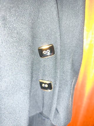 Blusa azul con broche