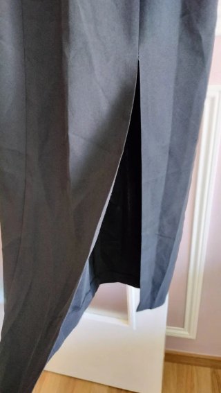 Vestido negro de fiesta con abertura