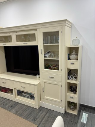 Mueble de salón de madera y cristal