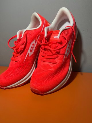 Tenis para correr rojos y blancos