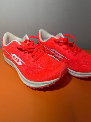 Tenis para correr rojos y blancos