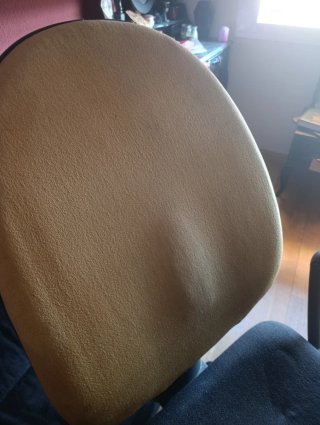 Silla escritorio con marcadas de uso