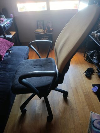 Silla escritorio con marcadas de uso