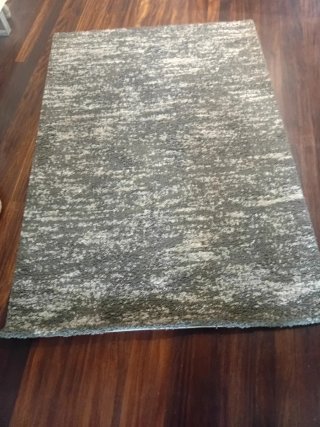 Alfombra beige y gris de tela