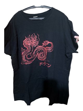 T-shirt nera con stampa drago rosa