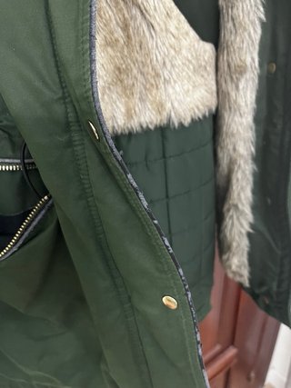 Cazadora verde con capucha y pelo