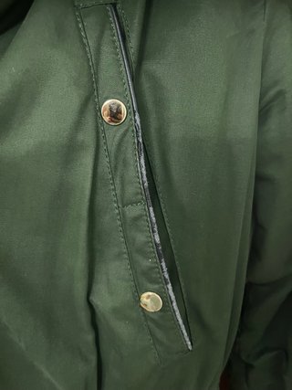 Cazadora verde con capucha y pelo