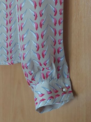 Blusa beige y rosa con lazada