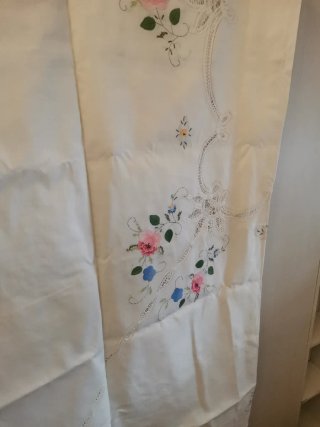 Mantel de tela bordado a mano
