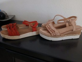 Sandalias de cuña rosa y rojas