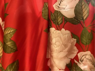 Blusa Zara Estampada Roja con flores blancas.