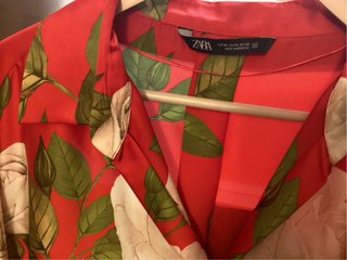 Blusa Zara Estampada Roja con flores blancas.