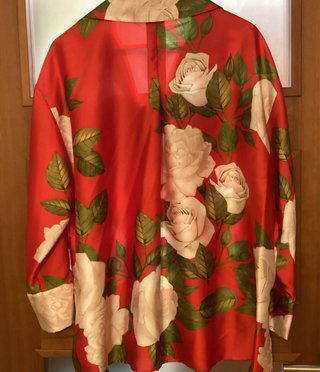 Blusa Zara Estampada Roja con flores blancas.