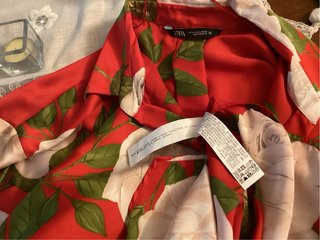 Blusa Zara Estampada Roja con flores blancas.