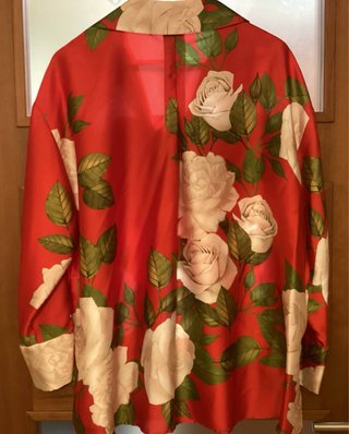 Blusa Zara Estampada Roja con flores blancas.