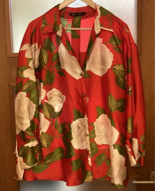 Blusa Zara Estampada Roja con flores blancas.