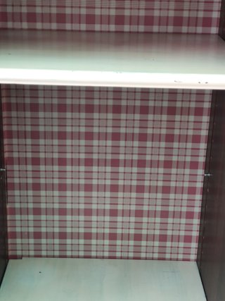 Vitrina Ikea color crema pomo de ceramica