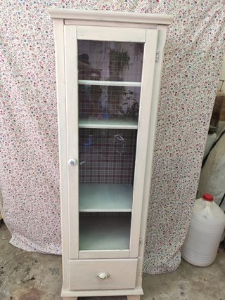 Vitrina Ikea color crema pomo de ceramica