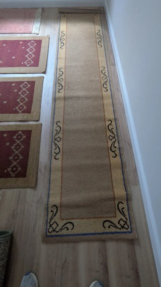 Alfombra de pasillo beige y marrón