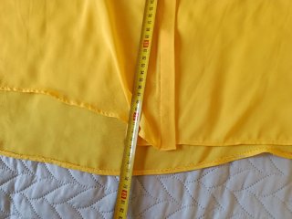 Blusa amarilla y bolso marrón grande