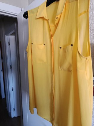 Blusa amarilla y bolso marrón grande