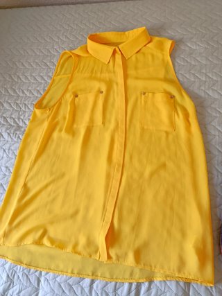 Blusa amarilla y bolso marrón grande