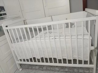Cuna de bebé blanca con estampado de estrellas