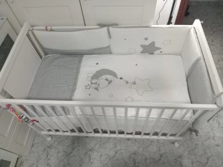 Cuna de bebé blanca con estampado de estrellas