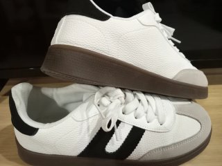 Zapatillas deportivas blancas y grises