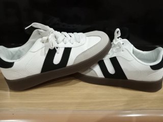Zapatillas deportivas blancas y grises