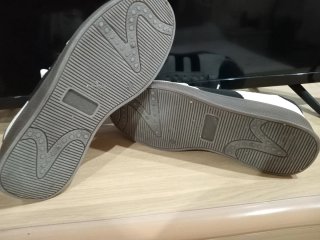 Zapatillas deportivas blancas y grises