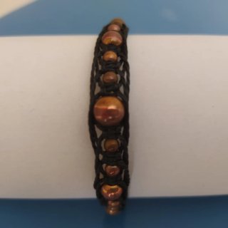 Elegante brazalete negro.