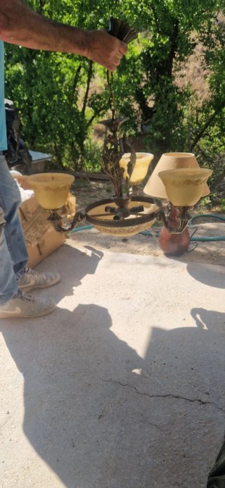 Lámpara de techo dorada y de cristal