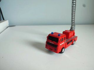 Camión de bomberos rojo con escalera