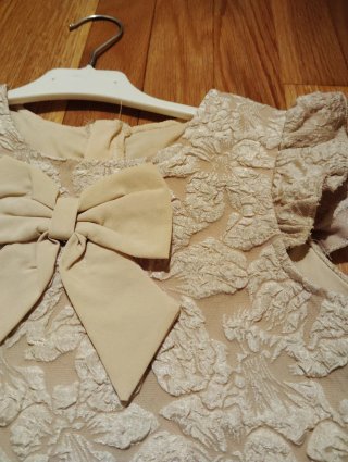 Vestido beige con lazo y bombonera