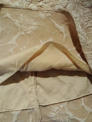 Vestido beige con lazo y bombonera