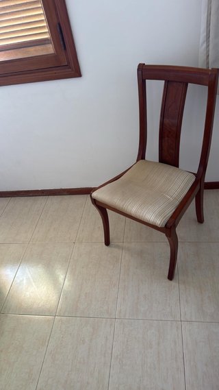 Sillas de madera con asiento de tela